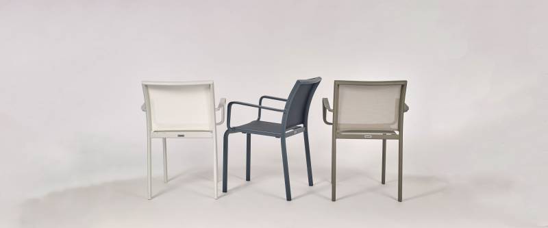 chaise de repas de la collection Land tex exposition à Paris