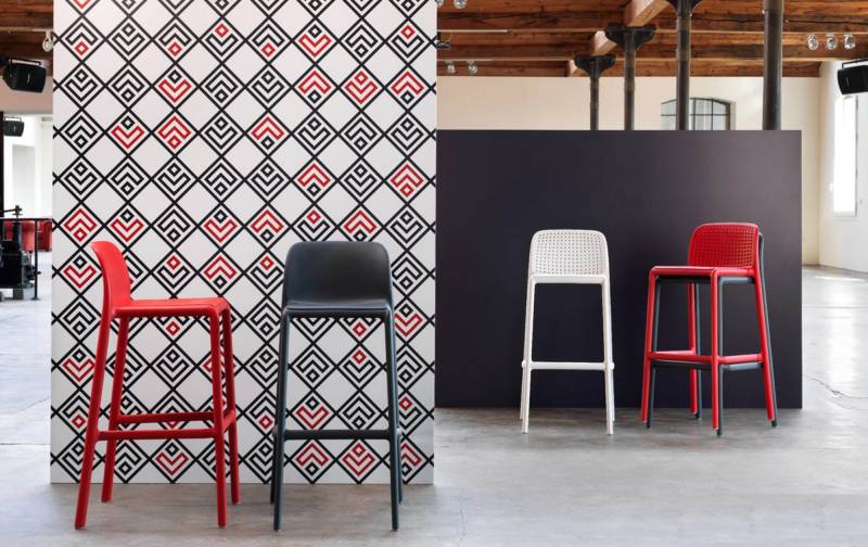 Tabouret de bar en polypropylène avec dossier perforé collection Lido à Toulon