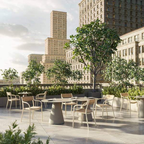 Ensemble de repas avec des chaises en polypropylène et imitation teck, collection MADISON à Antibes