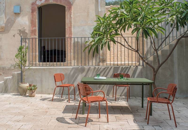 chaise de repas de la collection Mom rouge corail sans accoudoirs à Marseille