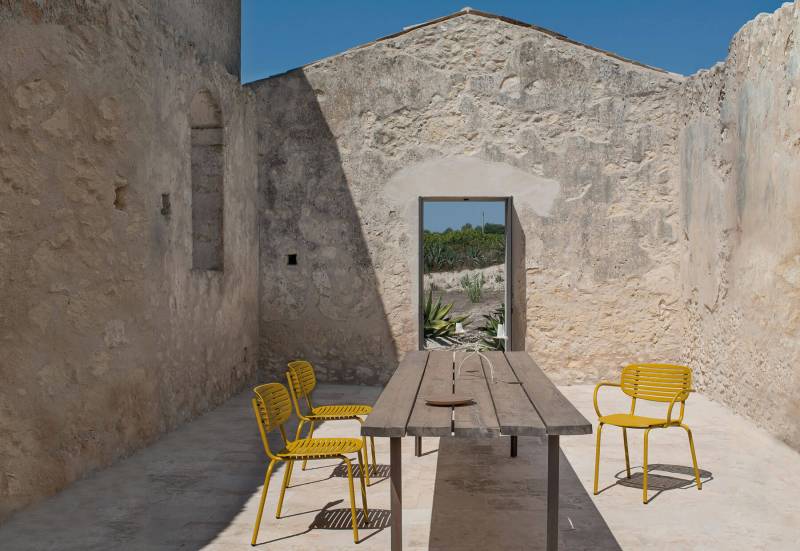 chaise de repas de la collection Mom jaune en extérieur à Genève