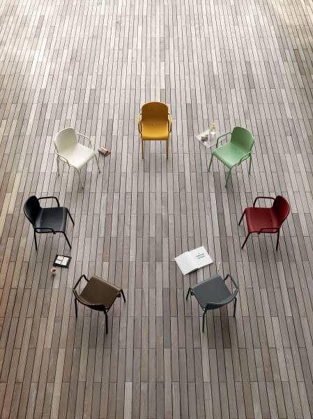 Diverses couleurs de la chaise de restaurant de la collection Momo à Aix