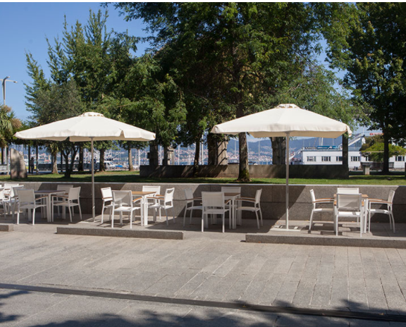 chaise de repas de la collection Monaco mise en situation à Aix