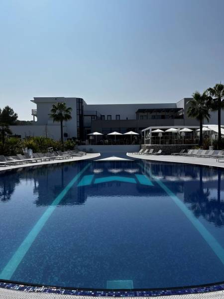 Aménagement des piscines avec transats conforts et élégants à Biot