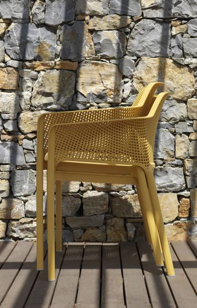 fauteuil monocoque de repas de la collection Net empilée couleur jaune à Aix