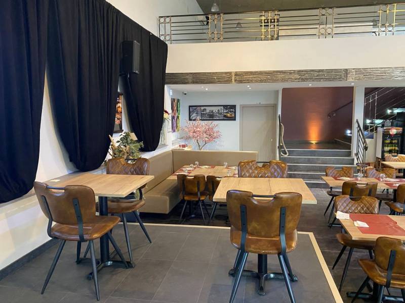 Mise en situation restaurant New Troquet des chaises Soho et plateau Halifax chêne naturel à Nantes