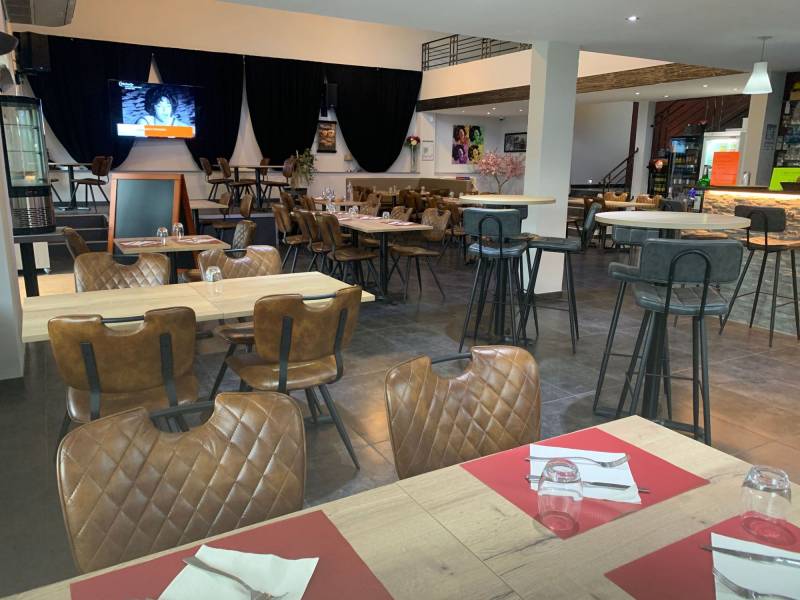 Mise en situation restaurant New Troquet des chaises Soho et pieds de table Sydney 4 à Genève