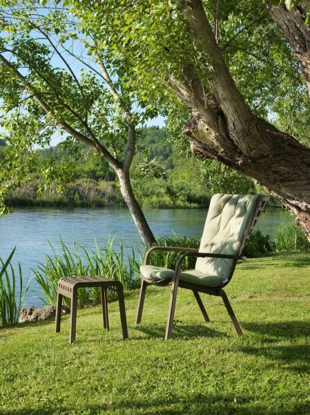 Fauteuil lounge en polypropylène avec son dossier inclinable collection Folio à Aix