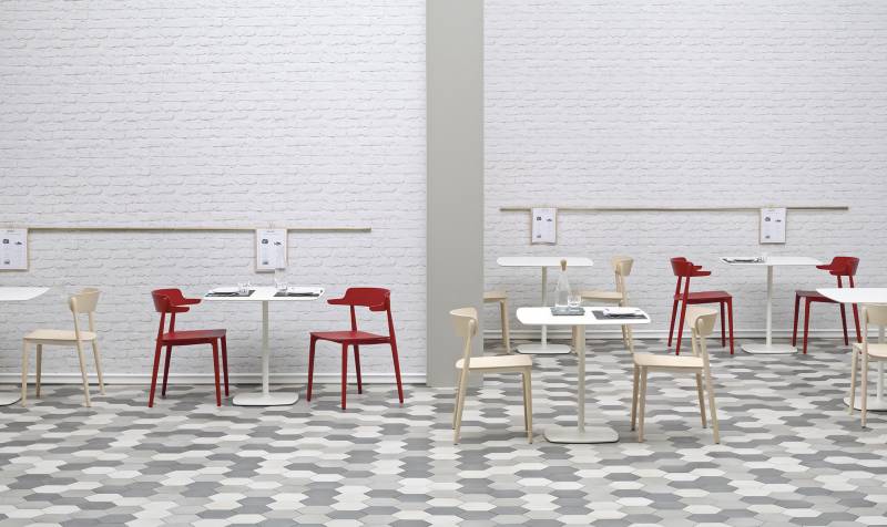 Chaise de repas confortable et rembourrée en bois et aluminium coulé sous pression, collection NEMEA 