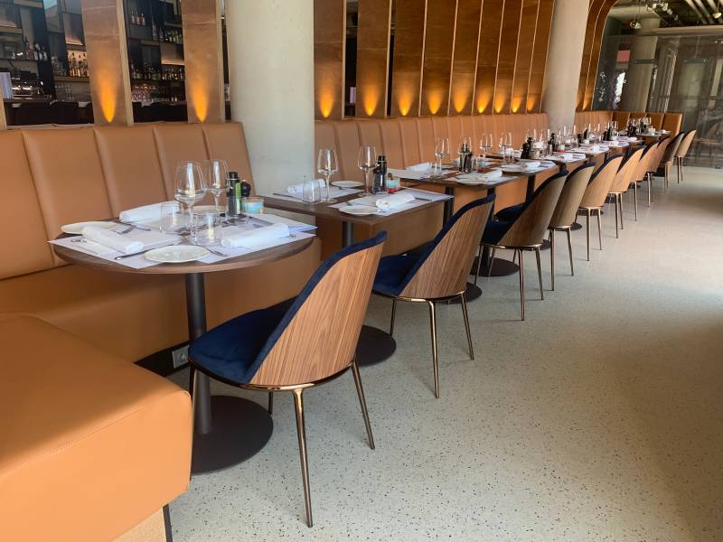 Mise en situation au restaurant Avva Garden des chaises Lea à Paris