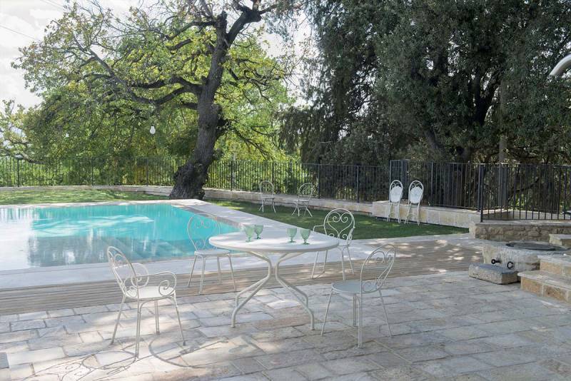 table ronde de la collection Pigalle avec chaise blanche à Biarritz