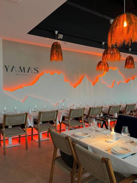 Banquette sur mesure simple et double avec LED intégrées pour restaurant en bois massif et velours