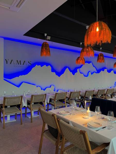 Banquette sur mesure simple et double avec LED intégrées pour restaurant en bois massif et velours