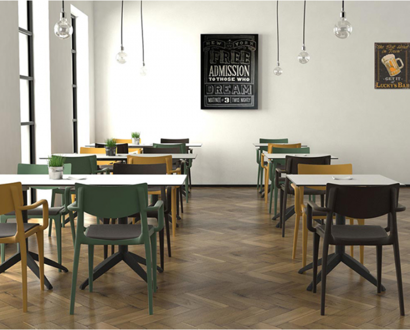 pied de table de la collection Quatro Fold dans un restaurant à Biarritz