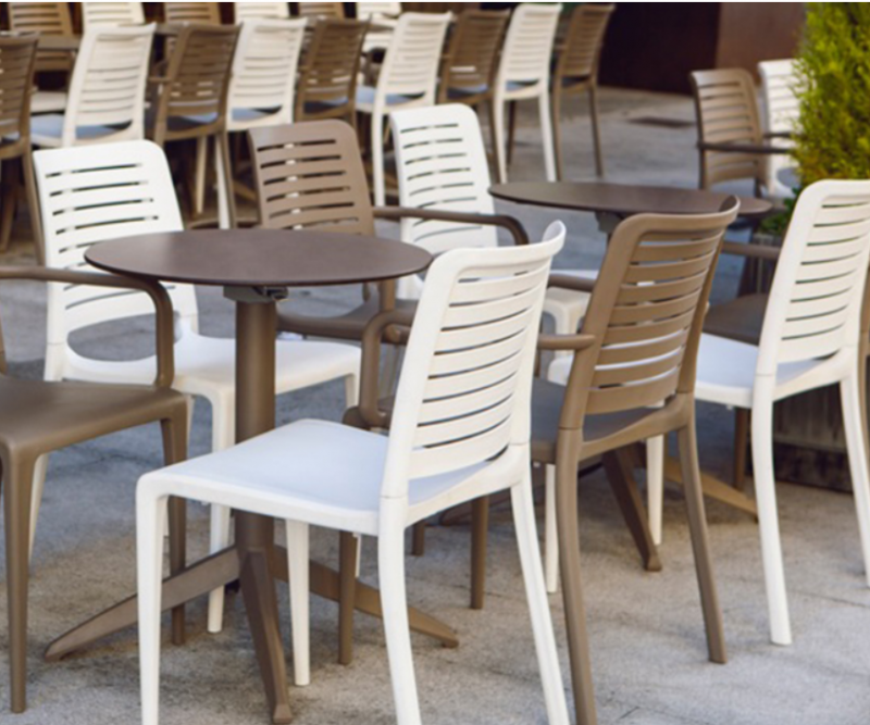 pied de table de la collection Quatro Fold taupe en extérieur à Lyon