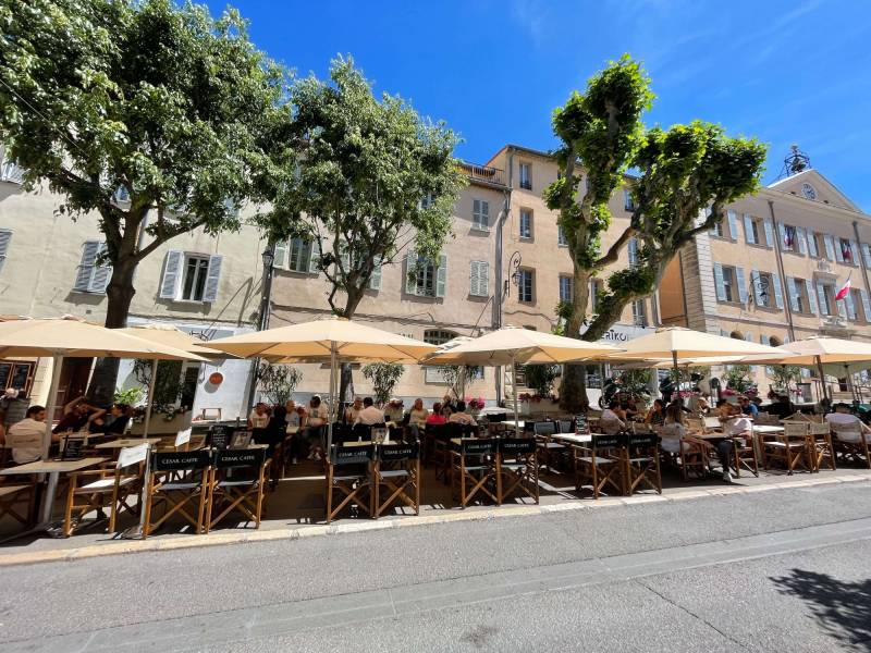 Aménagement	 de la terrasse du restaurant César Café à Antibes