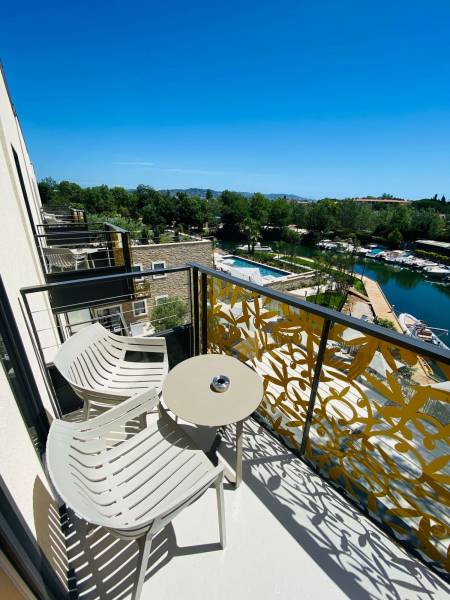 Aménagement des balcons et des terrasses de l’hôtel 4*** L’îlot du Golf au bord de la Siagne à Mandelieu