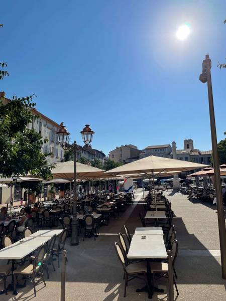 Grand parasol moderne et résistant collection Supremo à Sanary