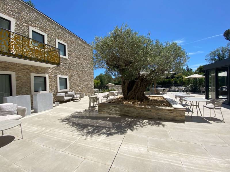 Aménagement des balcons et des terrasses de l’hôtel 4*** L’îlot du Golf au bord de la Siagne à Sanary