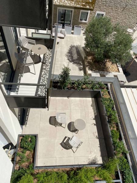 Aménagement des balcons et des terrasses de l’hôtel 4*** L’îlot du Golf au bord de la Siagne à Toulon