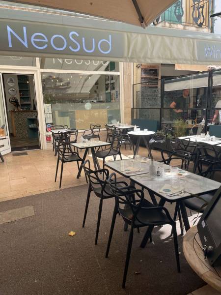 Ensemble de repas pour restaurant moderne et design à Sanary