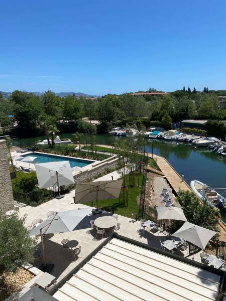 Aménagement des balcons et des terrasses de l’hôtel 4*** L’îlot du Golf au bord de la Siagne à Bandol