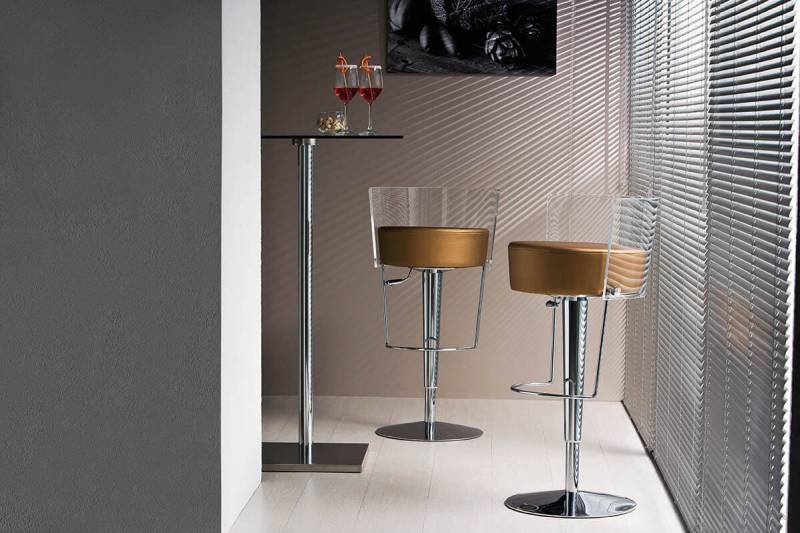 Ensemble des tabourets d'intérieur de la collection bongo par MIDJ avec pivotement inclus et structure en acier chromé et assise en similicuir marron à Marseille