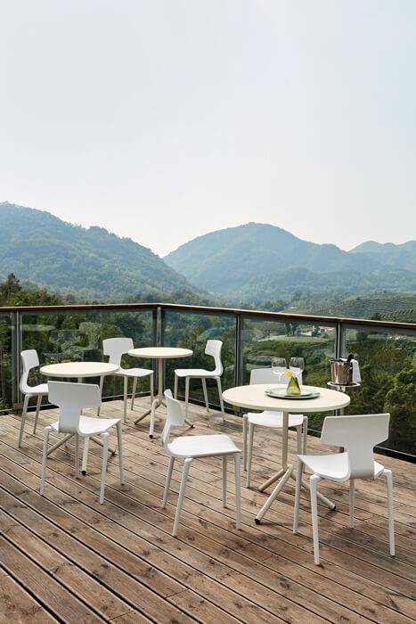 chaise de repas de la collection Split Blanche en extérieur à Marseille