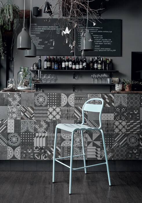 chaise haute de repas de la collection Stecca bleu claire en intérieur à Aix