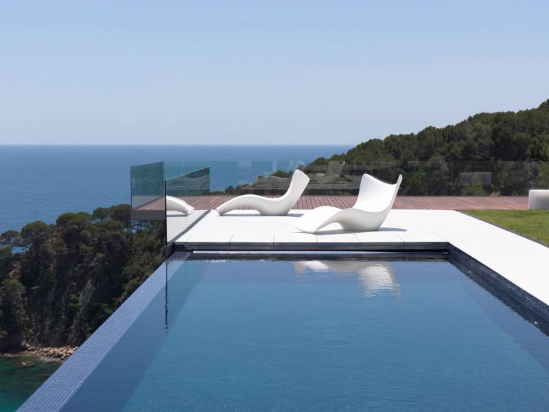 transat de la collection Surf par VONDOM en polypropylène couleur blanc à Lyon