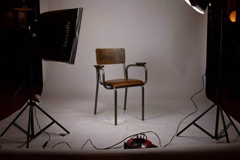 Chaise de repas de la collection Skool Chair par KAJA en métal et en similicuir et bois marron à Aix