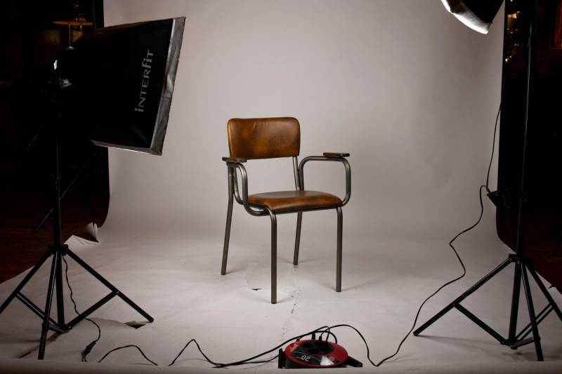 Chaise d'intérieur en métal et rembourré en similicuir marron de la collection Skool Chair par KAJA à Genève