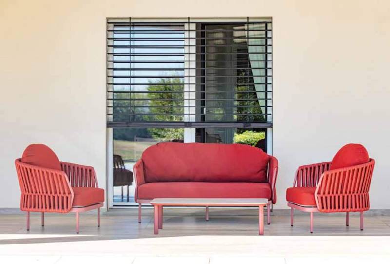 Salon extérieur avec revêtement tressé en rouge de la collection Soho à Antibes 