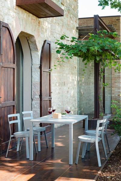 chaise de restaurant de la collection Thor blanc en situation à Bordeaux