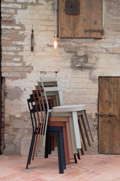 chaise de restaurant de la collection Thor empilées à Nantes