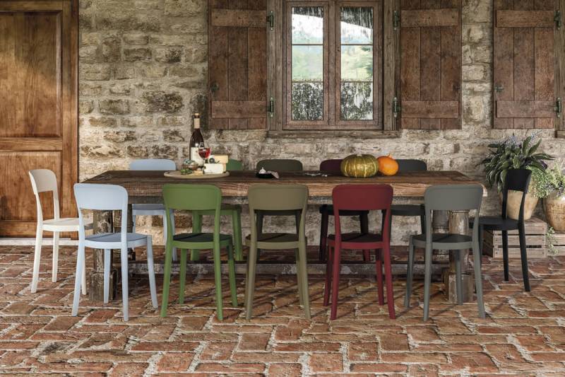 chaise de repas de la collection Torre de diverses couleurs à Biarritz