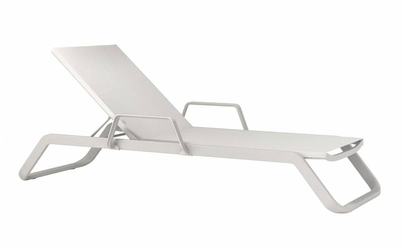 Bain de soleil blanc de la collection Villa avec accoudoirs en tissu et en aluminium laqué à Genève