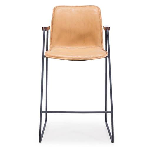 Chaise d'intérieur en métal noir et en similicuir rose saumon de la collection Thalia par KAJA à Nantes