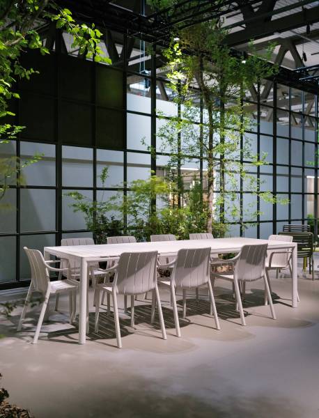 Fauteuil de repas d’extérieur résistante en polypropylène fibre de verre, collection TIBERINA à Cannes