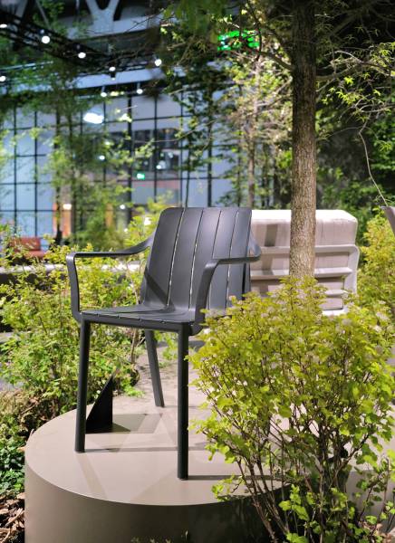 Fauteuil de repas d’extérieur résistante en polypropylène fibre de verre, collection TIBERINA à Cannes