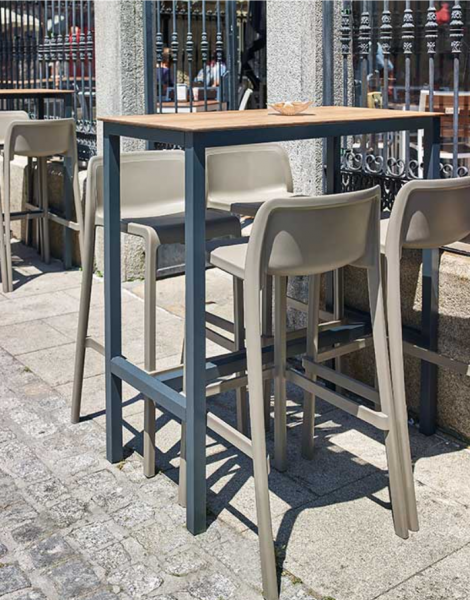 pied de table haut de la collection Urbain en extérieur couleur anthracite à Marseille