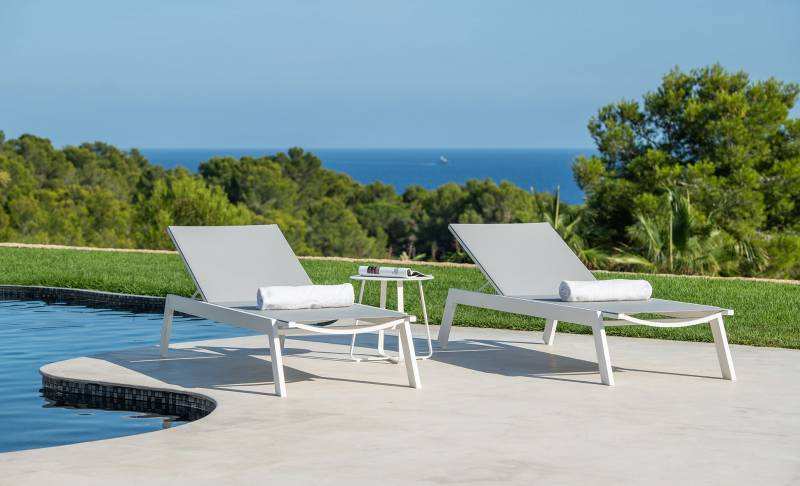 Transat de la collection Vigo par Jati & Kebon couleur gris claire en toile en textilène à Lyon