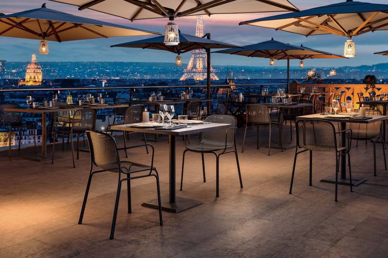 Fauteuil de repas de la collection Villa sur un rooftop à Paris