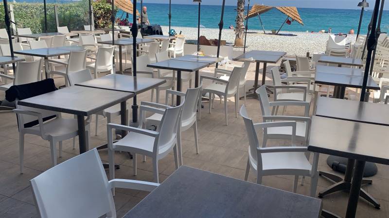 chaise de repas pour restaurant de la collection Wanda mise en situation dans un restaurant à Genève