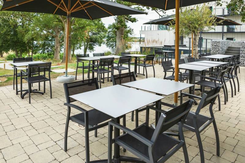 Plateau de table blanc compact classic par FLEXMOB avec visserie fournie à Nice