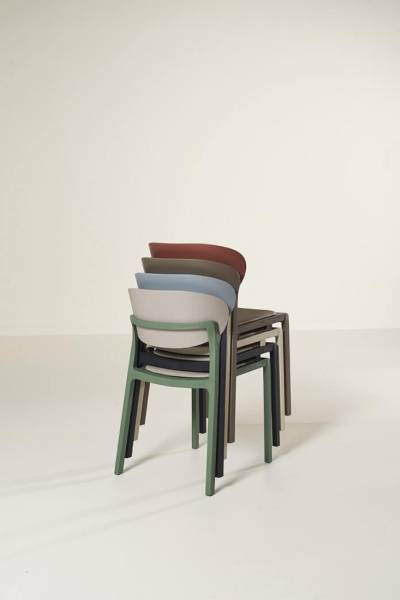 Chaise de repas d’extérieur aux lignes géométriques en polypropylène renforcé fibre de verre, collection BAKE à Cannes