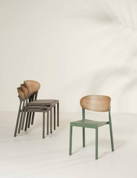 Chaise de repas d’extérieur aux lignes géométriques en polypropylène renforcé fibre de verre, collection BAKE à Cannes