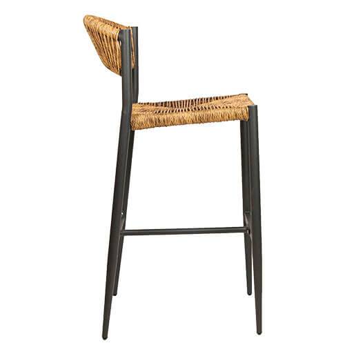 Chaise haute de repas en osier et en aluminium de la collection Jonah Barstool  par KAJA à Cannes