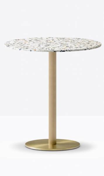 Pied laitonné vernis collection Blume à Cannes