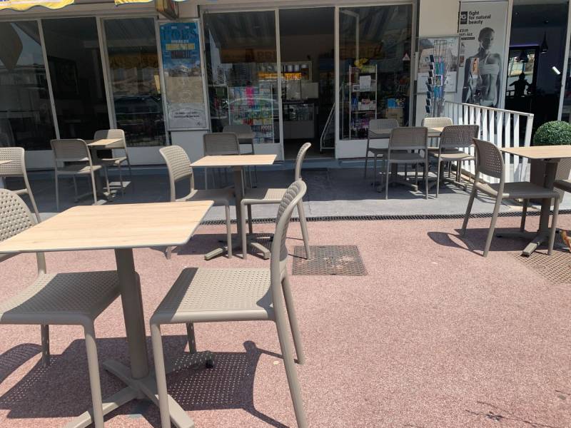 chaise de la collection Bora en polypropylène par Nardi dans une brasserie à Nantes